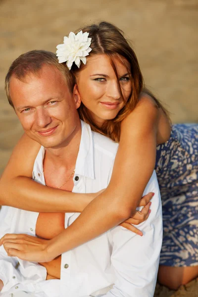 Beau couple se reposant sur la plage de la rivière Images De Stock Libres De Droits