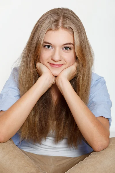 College-Studentin. Studioaufnahme — Stockfoto