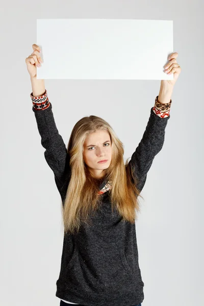 Mujer joven sosteniendo pancarta en blanco. Captura de estudio —  Fotos de Stock