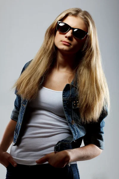 Fashionable young woman. Studio shot — Stock Photo, Image