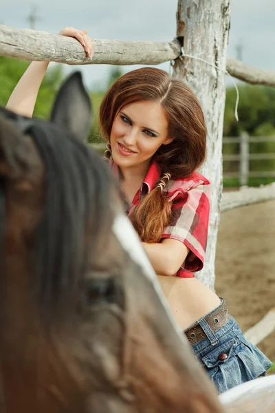 Schönes Cowgirl. Schuss im Stall — Stockfoto