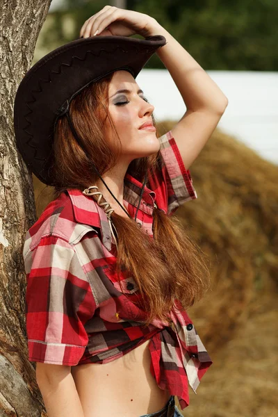 Mooie cowgirl. schot in de stal — Stockfoto