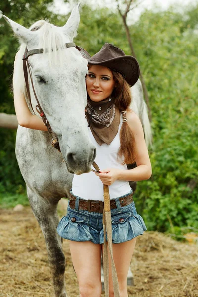 Piękne cowgirl. strzał w stajni — Zdjęcie stockowe
