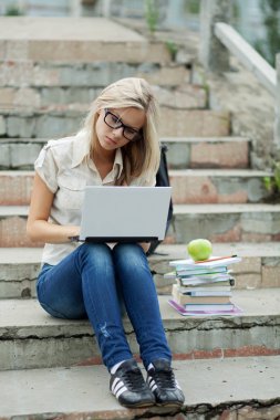 parkta güzel üniversite öğrencisi. Açık atış