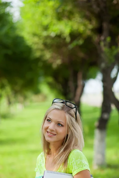 Πανέμορφη φοιτήτρια στο πάρκο. εξωτερική πυροβολισμό — Φωτογραφία Αρχείου
