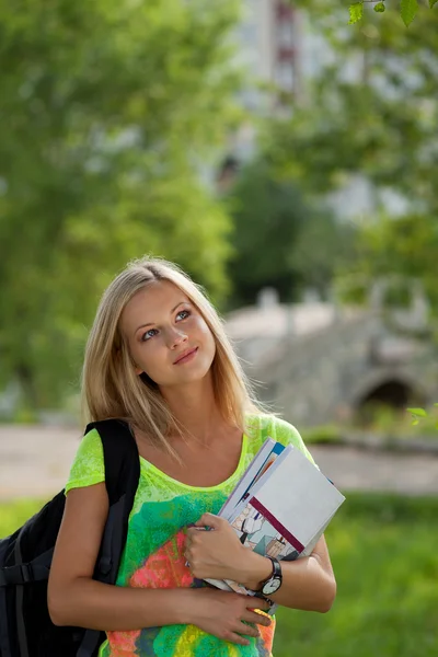 Πανέμορφη φοιτήτρια στο πάρκο. εξωτερική πυροβολισμό — Φωτογραφία Αρχείου