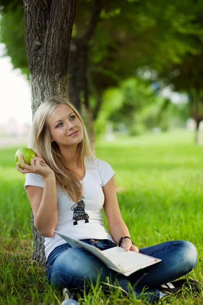 Beautifull college student in park. Outdoor shot — Stock Photo, Image