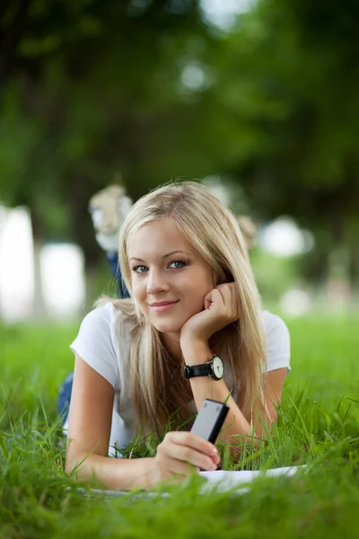 Bella studentessa universitaria nel parco. Colpo esterno — Foto Stock