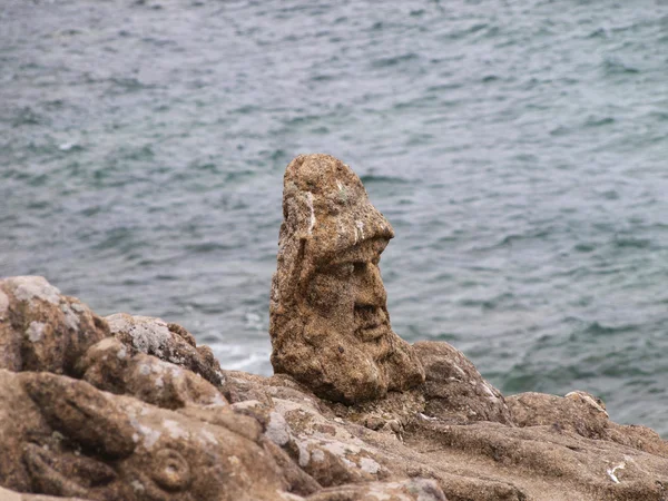 Stone face on the shore of the sea — Stock Photo, Image
