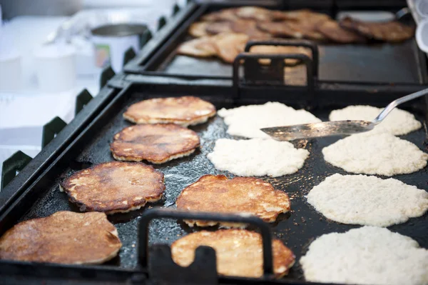 Smakelijke pannenkoeken grill — Stockfoto