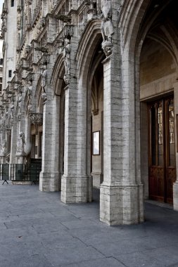 Grand Place sütunlar