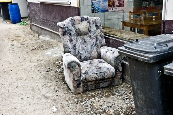 Сломанной стілець — стокове фото