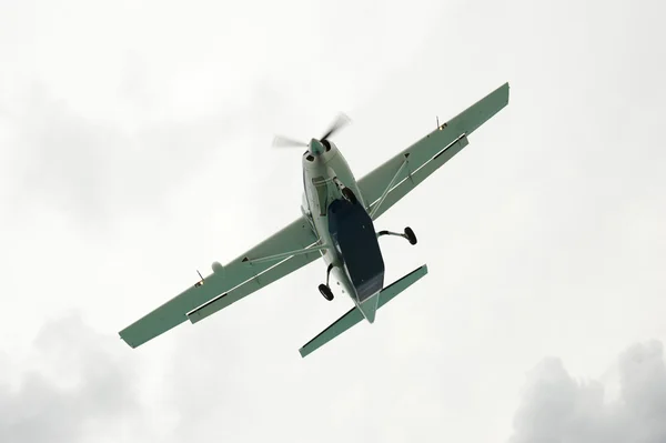 斜めの小型飛行機 — ストック写真
