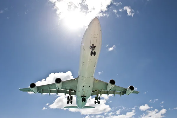 Sonnenstrahlendes Flugzeug — Stockfoto