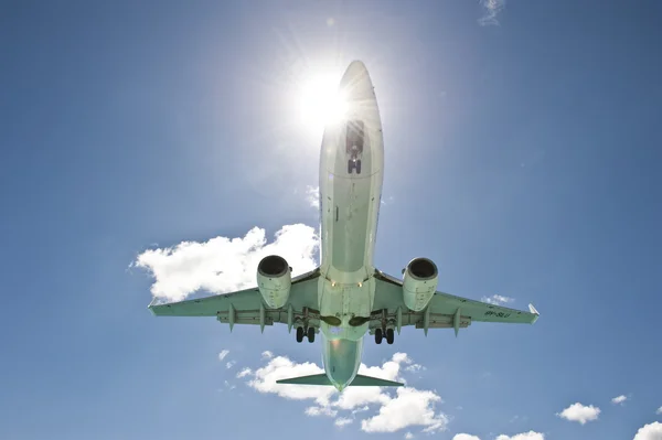 Sluníčko mraky letadlo — Stock fotografie