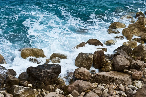 Su sıçrama kaya — Stok fotoğraf