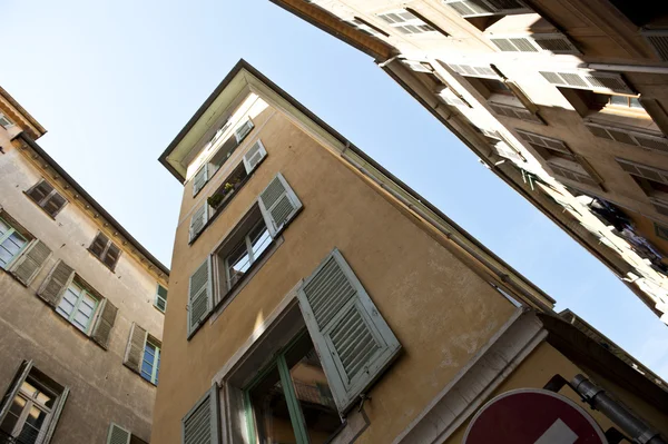 フランスの空のアパートの建物 — ストック写真
