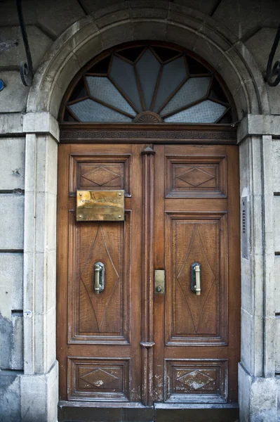 Velha porta de madeira marrom — Fotografia de Stock