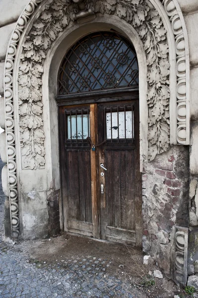 木製のドアのアーチ型の石 — ストック写真