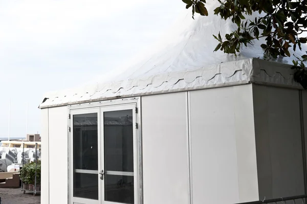 Beyaz çadır bina — Stok fotoğraf