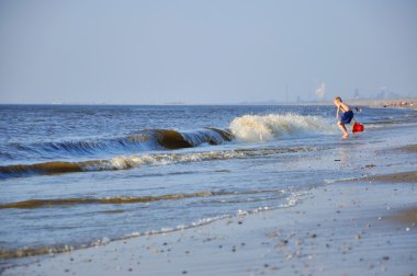 Zandvoort (Kuzey Denizi Hollanda'da büyük mavi dalgalar)