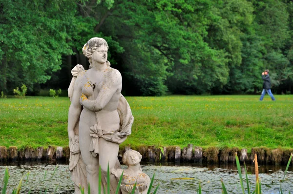 Sculptuur van een naakte vrouw in de poel van schloss fasanarie park — Stockfoto