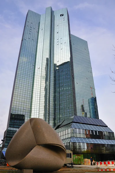 在 frankurt、 hessen、 德国德意志银行摩天大楼 — 图库照片