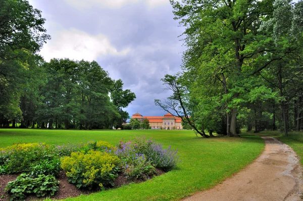 Природа летнего парка замка Фасанари в Фульде, Гессен, Гер — стоковое фото