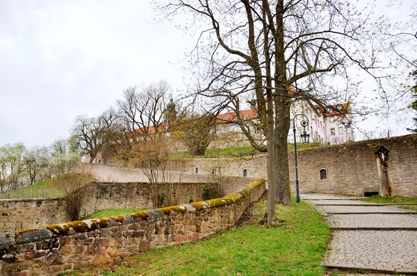 Μονή άνδρες σε μια frauenberg σε fulda, hessen, Γερμανία — Stock fotografie