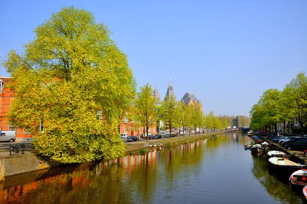 Belle rivière avec bateaux à Amsterdam, Hollande (Pays-Bas) ) — Photo