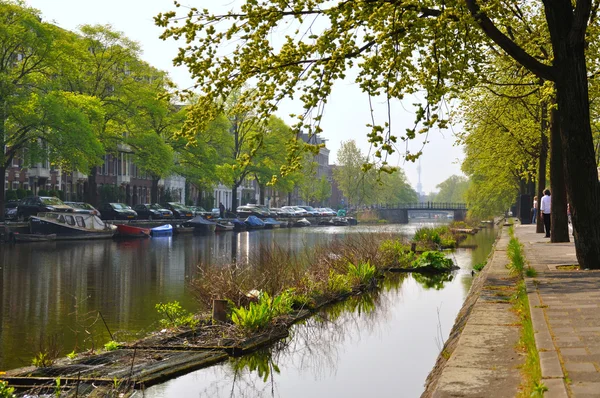 Hermoso río con barcos en Amsterdam, Holanda (Países Bajos) ) — Foto de Stock