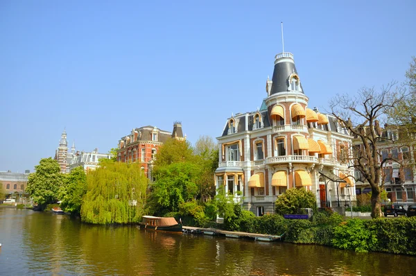 Όμορφο ποταμό με βάρκες στο Άμστερνταμ, Ολλανδία (η Ολλανδία) — Φωτογραφία Αρχείου