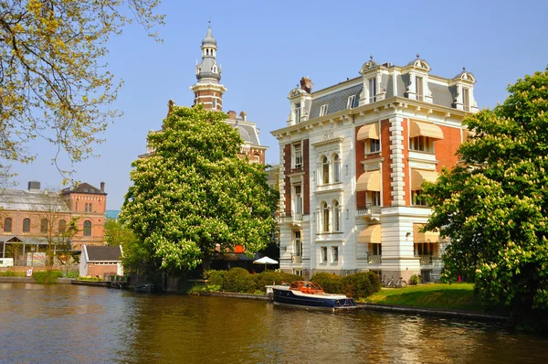 암스테르담, 네덜란드 (네덜란드에서에서 보트와 아름 다운 강) — 스톡 사진
