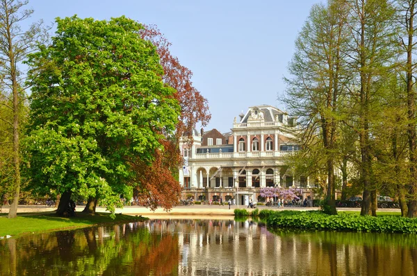 Museo de cine con un hermoso lago en Amsterdam, Holanda (Netherla — Foto de Stock