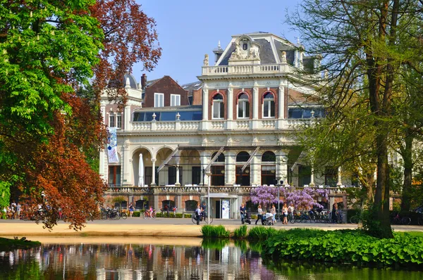 Музей Мбаппе с красивым озером в Амстердаме, Голландия (Нидерланды) — стоковое фото