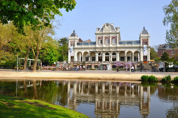 Музей Мбаппе с красивым озером в Амстердаме, Голландия (Нидерланды) — стоковое фото