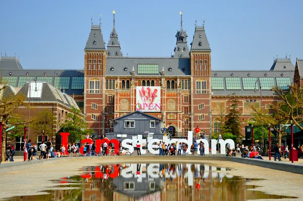 Rijksmuseum avec de grandes lettres à Amsterdam, Hollande (Pays-Bas) ) — Photo