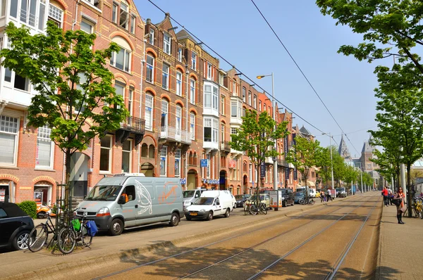 Piękna ulica z samochodów i rowerów w amsterdam, Holandia (neth — Zdjęcie stockowe