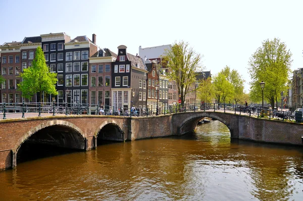 Bel fiume con 2 ponti ad Amsterdam, Olanda (Paesi Bassi) — Foto Stock
