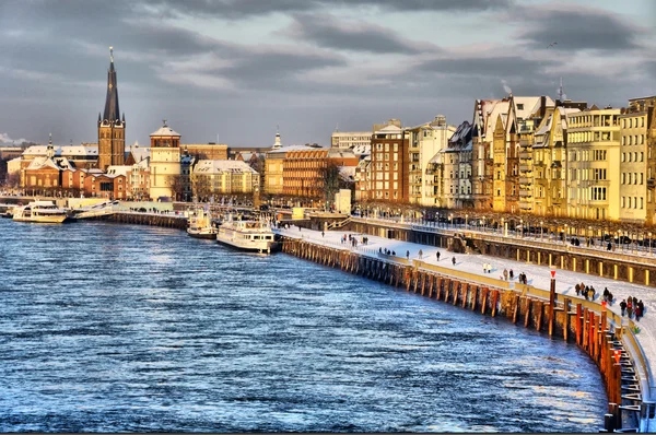 Beautiful shore of Rhein river during day in Dusseldorf in winte — Stock Photo, Image