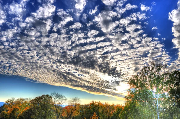 HDR таинственное красочное небо с облаками в Фульде, Гессене, немецком языке — стоковое фото