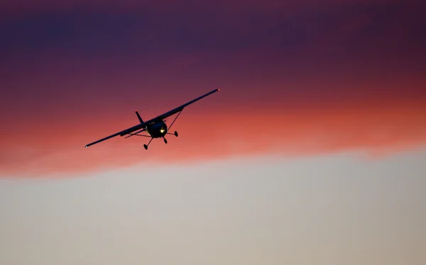 Flygplan kommer in för landning — Stockfoto
