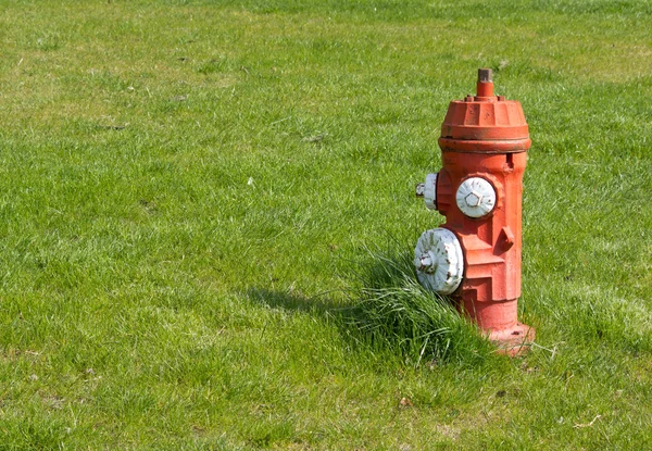 Červený a bílý požární hydrant — Stock fotografie