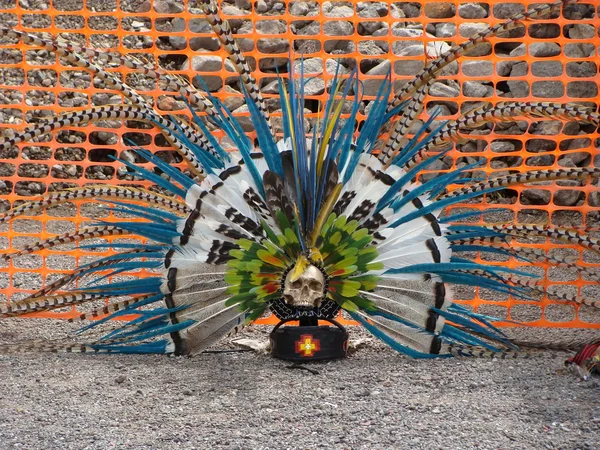 Aztec headdress with a human skull. — Stock Photo, Image