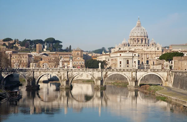 Roma - Puente de los Ángeles y Basílica de San Pedro por la mañana —  Fotos de Stock