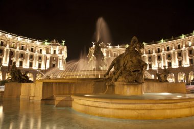 Roma - çeşmeden piazza della repubblica, gece