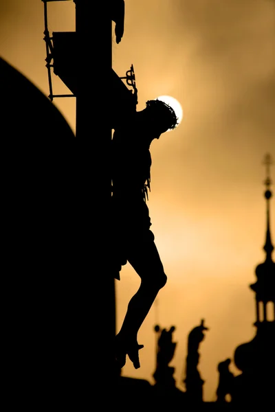 Praga - cruz de H. Hilger 1629 na ponte de Charles ao nascer do sol - silhueta — Fotografia de Stock