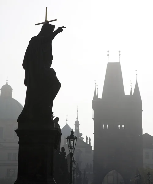 Прага - Карлов мост в утреннем тумане - св. Иоанн Креститель — стоковое фото