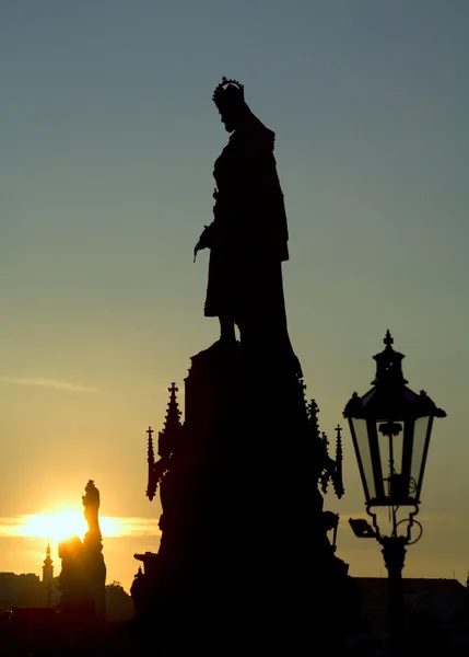 Prag - Charles Iv staty av Arnost Händel 1848 - siluett — Stockfoto