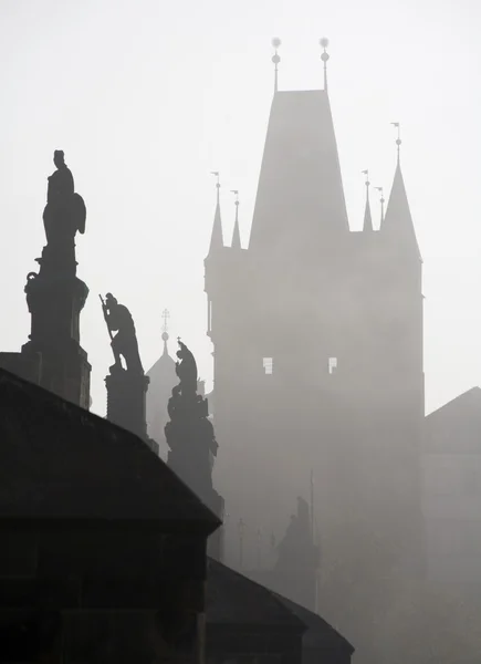 Praga - Puente de Carlos en la niebla matutina — Foto de Stock